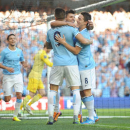 Los jugadores del City celebran uno de los goles anotados al United.