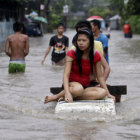 AFECTADOS. Habitantes de la provincia de Cantn se desplazan por una calle inundada.