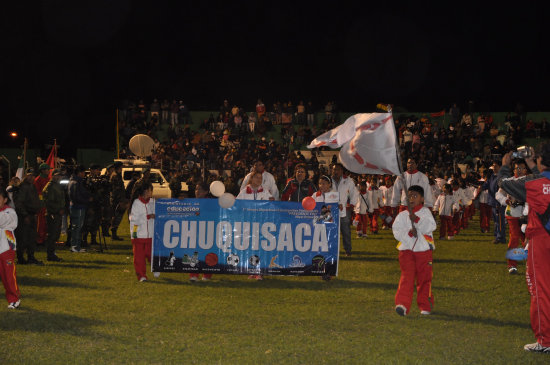 La delegacin chuquisaquea en el acto inaugural ayer, en el estadio Gilberto Parada de Montero.