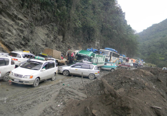 DESASTRE. Una Flota y un minibs de servicio pblico quedaron prcticamente destrozados despus del accidente.