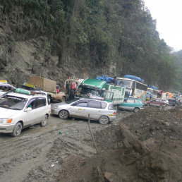 DESASTRE. Una Flota y un minibs de servicio pblico quedaron prcticamente destrozados despus del accidente.