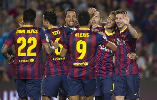 Los jugadores del Barcelona celebran uno de los goles del triunfo sobre la Real Sociedad, por la Liga espaola.