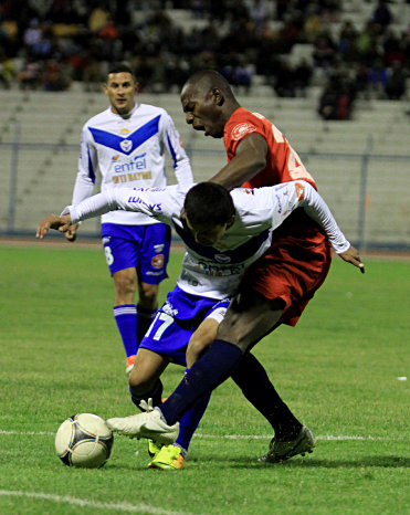 El defensor Rolando Barra (d) intenta quitar el baln a su rival durante el partido de anoche.