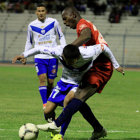 El defensor Rolando Barra (d) intenta quitar el baln a su rival durante el partido de anoche.