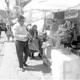 OBSTCULOS. Los no videntes tienen dificultades para transitar libremente por las aceras.