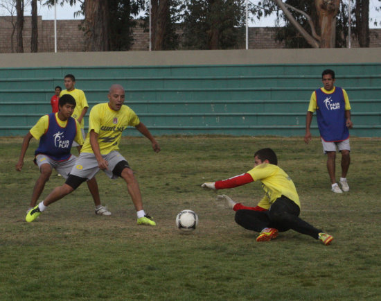 El colombiano Yuberney Franco Gaviria (2i) se sum ayer a los entrenamientos de Universitario.