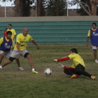 El colombiano Yuberney Franco Gaviria (2i) se sum ayer a los entrenamientos de Universitario.