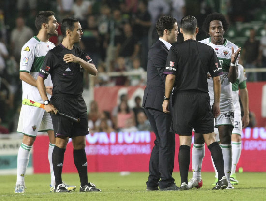 Jugadores del Elche protestan contra el rbitro tras pitar el penal a favor del Madrid; abajo, la celebracin merengue.