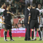 Jugadores del Elche protestan contra el rbitro tras pitar el penal a favor del Madrid; abajo, la celebracin merengue.