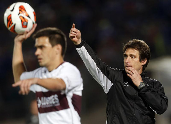 El DT de Lans, Guillermo Schelotto (d), da instrucciones a sus jugadores.