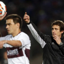 El DT de Lans, Guillermo Schelotto (d), da instrucciones a sus jugadores.