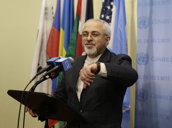 CRUCIAL. El canciller iran, Javad Zarif, muestra optimismo tras el encuentro de ayer.