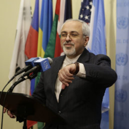 CRUCIAL. El canciller iran, Javad Zarif, muestra optimismo tras el encuentro de ayer.