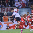 El jugador de River Plate, Manuel Lanzini, dispara un baln ante la marca de un jugador ecuatoriano de Liga de Loja.