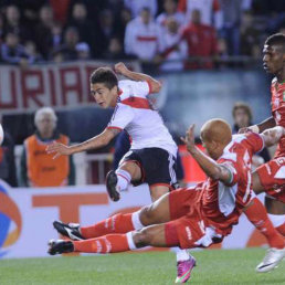 El jugador de River Plate, Manuel Lanzini, dispara un baln ante la marca de un jugador ecuatoriano de Liga de Loja.