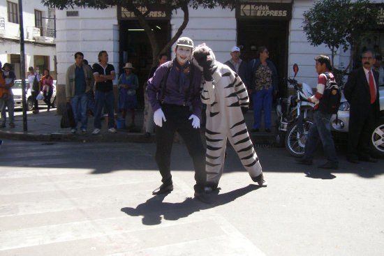 MIMO. Rubn Rojas con una cebra.