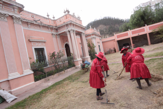 En el lugar. Funcionarios municipales empezaron, ayer por la tarde, con la llimpieza y mantenimiento de las reas verdes del palacete de El Guereo.