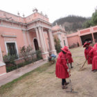 En el lugar. Funcionarios municipales empezaron, ayer por la tarde, con la llimpieza y mantenimiento de las reas verdes del palacete de El Guereo.