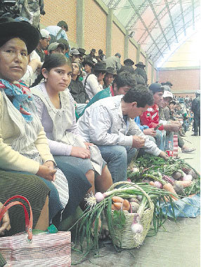 CENSO. Un grupo de agricultores participa de la inauguracin del Censo en Yamaparez.