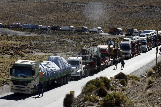 PERJUICIO. El control de la Aduana chilena dej varados a centenas de camiones con carga.