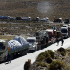 PERJUICIO. El control de la Aduana chilena dej varados a centenas de camiones con carga.