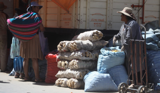 ABASTECIMIENTO. Comerciantes mayoristas del Mercado Campesino venden en menor precio el tubrculo.