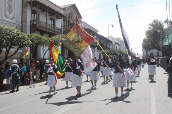 DESFILE. Hubo una masiva participacin de las unidades educativas de Sucre.