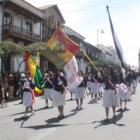 DESFILE. Hubo una masiva participacin de las unidades educativas de Sucre.