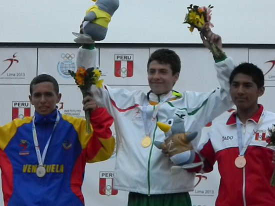 El marchista boliviano Pablo Rodrguez (c) celebra en el podio luego de ganar la prueba de 10 kilmetros.