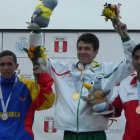 El marchista boliviano Pablo Rodrguez (c) celebra en el podio luego de ganar la prueba de 10 kilmetros.