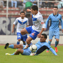 El uruguayo William Ferreira, de Bolvar, se barre al piso en procura de robarle el baln a un jugador rival.