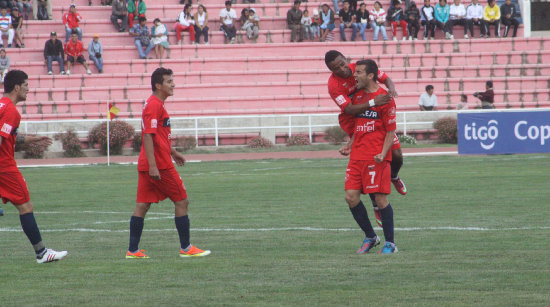 El jugador argentino Matas Manzano (7) celebra junto con sus compaeros el primer gol anotado en el primer tiempo, frente a Blooming.