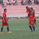 El jugador argentino Matas Manzano (7) celebra junto con sus compaeros el primer gol anotado en el primer tiempo, frente a Blooming.