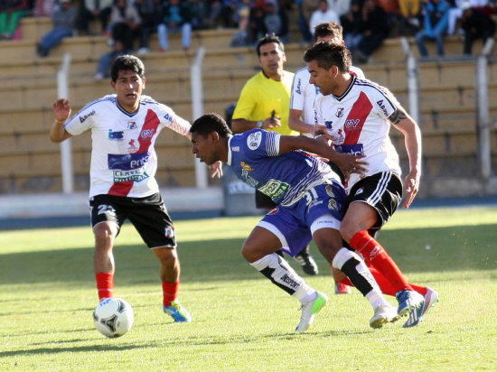 El delantero Vctor Hugo Angola (c), de Real Potos, intenta cuidar el esfrico ante Sebastin Carrizo y Edson Zenteno de Nacional.