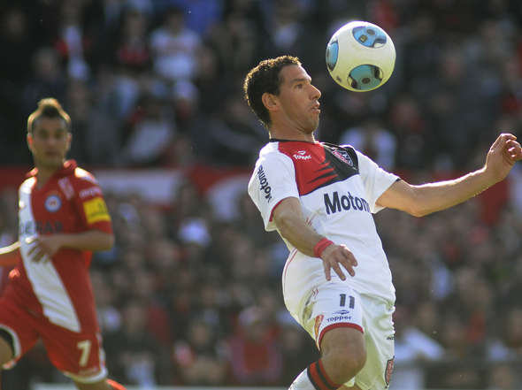 Maxi Rodrguez encamin el triunfo de Newells en Argentina, que lo mantiene como nico lder.