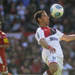 Maxi Rodrguez encamin el triunfo de Newells en Argentina, que lo mantiene como nico lder.