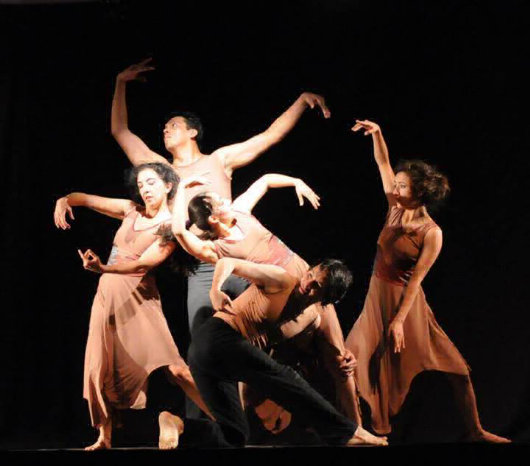 DANZA. El elenco de Melo Tomsich de Cochabamba participa del evento Mega Danza que abre el FIC.