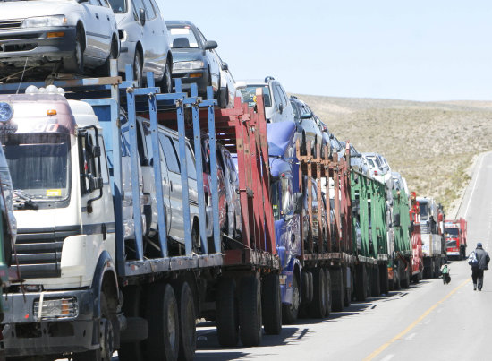 BLOQUEO. La fila de centenares de camiones en la frontera, se mantiene inalterable.