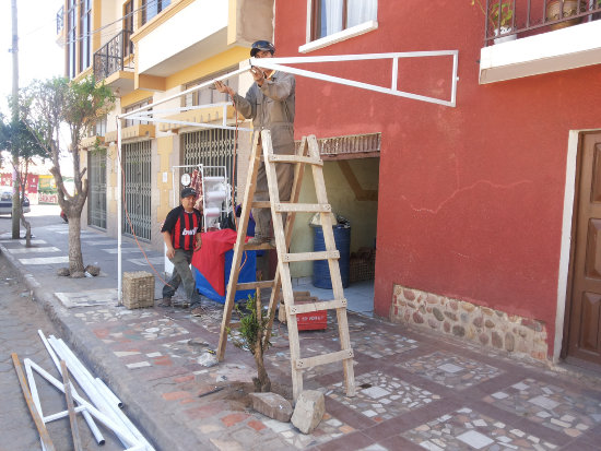 INVASIN. La inquilina de una tienda en la avenida Martn Crdenas, el sbado, hizo construir un toldo sobre la acera.