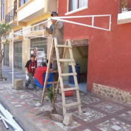 INVASIN. La inquilina de una tienda en la avenida Martn Crdenas, el sbado, hizo construir un toldo sobre la acera.