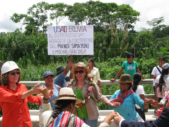 ACTO. Representantes de USAID participan de la entrega de una obra vial.