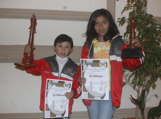 Fabricio Lora (i) y Luisa Gutirrez posan con sus trofeos y diplomas.