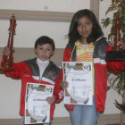 Fabricio Lora (i) y Luisa Gutirrez posan con sus trofeos y diplomas.