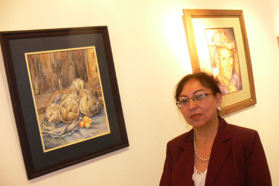 ARTISTA. Consuelo Sanz en la apertura de su exposicin en la Casa Alzrreca.