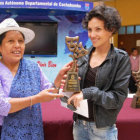 PREMIACIN. Celima Torrico (izq.) entrega a Camila Rocha el trofeo a la Mejor Obra.