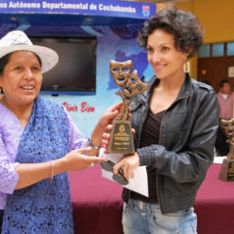 PREMIACIN. Celima Torrico (izq.) entrega a Camila Rocha el trofeo a la Mejor Obra.