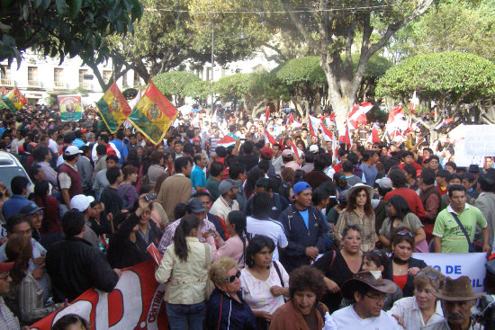 MARCHA. Una multitud recorri ayer el centro de la ciudad para protestar por la disminucin de escaos parlamentarios y recursos econmicos.