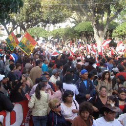 MARCHA. Una multitud recorri ayer el centro de la ciudad para protestar por la disminucin de escaos parlamentarios y recursos econmicos.