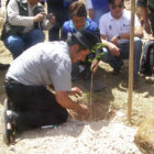 Entrega. Autoridades departamentales y activistas realizaron la entrega de plantines y comenzaron con la plantacin.