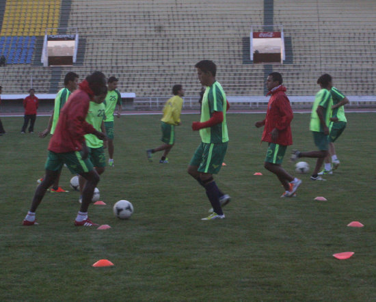 Los jugadores estudiantiles durante los primeros minutos del entrenamiento de anoche.